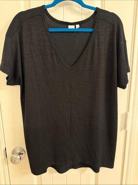 GAP V-Neck Short Sleeve Lightweight Sweater in True Black